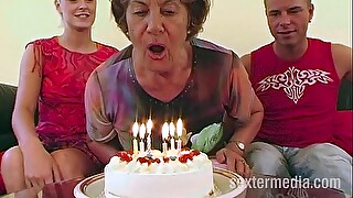Bring about oneself has sex anent a grown-up granny